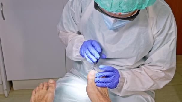 Podiatrist Perempuan Membuat Polesan Dan Prosedur Pembersihan Untuk Kaki Fokus — Stok Video