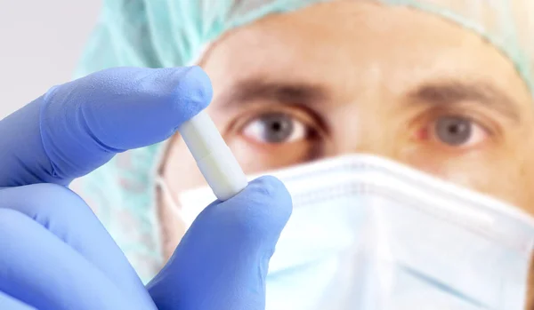 Wissenschaftler Mit Medizinischer Maske Zeigt Weiße Pille Forschungskonzept Selektiver Fokus — Stockfoto