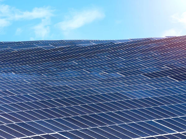 Painéis Solares Fundo Céu Azul Com Nuvens Conceito Energia Alternativa — Fotografia de Stock