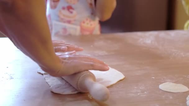 Frau Bereitet Teig Kindern Das Kochen Beizubringen Konzept Der Familienküche — Stockvideo