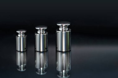 Siyah bir arkaplanda ölçeklendirme için kullanılan ağırlıkların yakın plan görüntüsü.