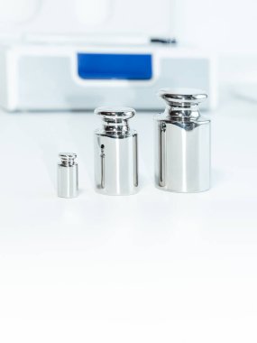 Ölçek kalibrasyonu için kullanılan ağırlıkların yakın plan görüntüsü.