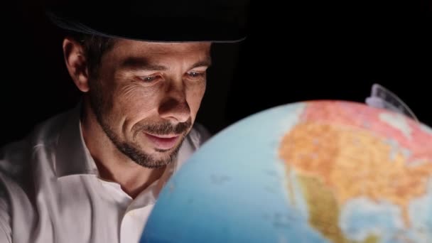 Homme Regardant Globe Explorant Nouveaux Pays Pour Voyager Concept Vacances — Video