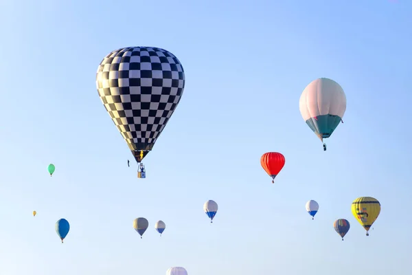 Μπαλόνια Θερμού Αέρα Που Επιπλέουν Στον Φθινοπωρινό Ουρανό — Φωτογραφία Αρχείου