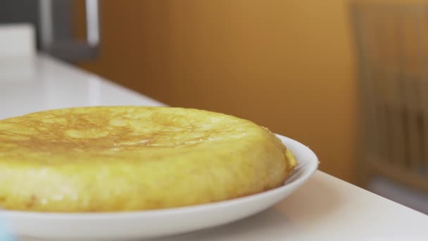 Mann Schneidet Ein Spanisches Omelett Und Serviert Auf Einem Teller — Stockvideo