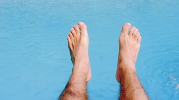 Ноги розслаблюючої точки зору: в басейні — стокове відео