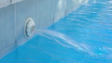 Yüzme havuzunda su jeti