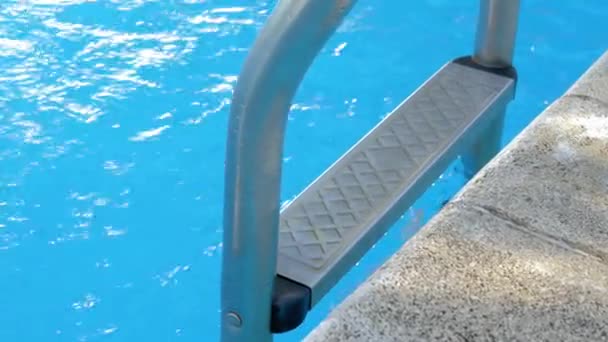 Κοντινό πλάνο της σκάλας στην μπλε πισίνα. Επιλεκτική εστίαση. — Αρχείο Βίντεο