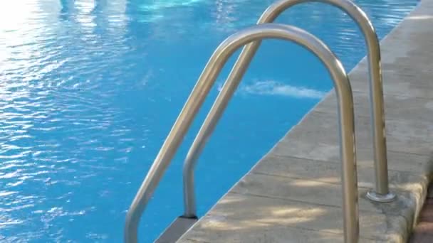 Πιάσε μπαρ σκάλα στην μπλε πισίνα. Επιλεκτική εστίαση. — Αρχείο Βίντεο