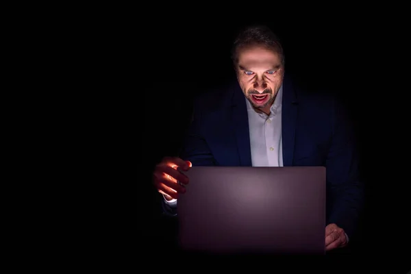 Злий Чоловік Перед Ноутбуком Темряві — стокове фото