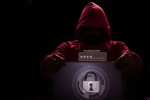 Безликий Чоловік Червоному Капюшоні Ноутбуком Темному Тлі Концепція Хакерства Безпеки — стокове фото