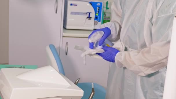 Mulher Terno Proteção Limpeza Equipamentos Sanitários Uma Clínica Conceito Limpeza — Vídeo de Stock