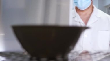 Bilim adamı, fırından bir örnek alıyor. Seçici odak.