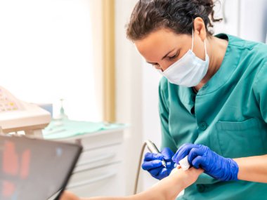 Ayak hastalıkları kliniğinde ayak masajı yapan bir kadın ayak hastalıkları uzmanı. Seçici odak