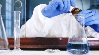 Bilimadamı bir laboratuarda kimyasal deney yapıyor. Seçici odaklanma. Bilim ve araştırma kavramı