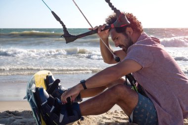 Uçurtmadan önce uçurtma uçuran adam. Uçurtmadan önce hazırlama.