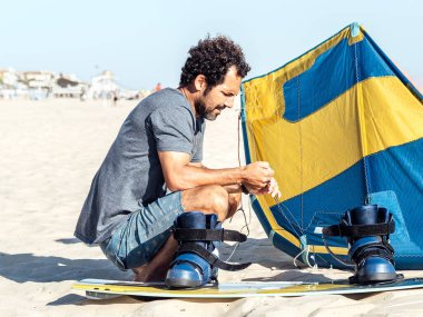 Uçurtmadan önce uçurtma uçuran adam. Uçurtmadan önce hazırlama.