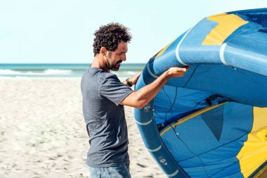 Uçurtmadan önce uçurtma uçuran adam. Uçurtmadan önce hazırlama.