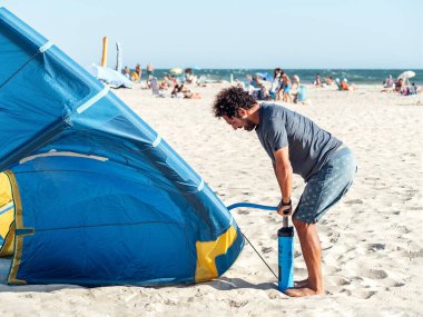 Uçurtmadan önce uçurtma uçuran adam. Uçurtmadan önce hazırlama.