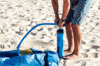 Uçurtmadan önce uçurtma uçuran adam. Uçurtmadan önce hazırlama.