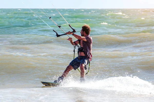 Mann Beim Kitesurfen Bei Sonnenuntergang Selektiver Fokus — Stockfoto