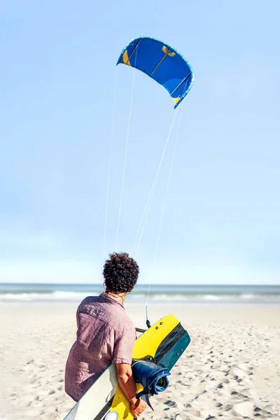 Kite Surfer Holding Kite Voando Praia — Fotografia de Stock