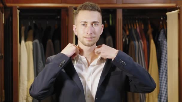 Молодий Чоловік Одягає Куртку Роздягальню — стокове відео