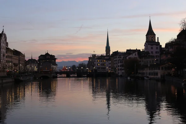 La vue de Zurich avec la rivière Limmat — Photo