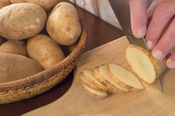 Fatiar batatas — Fotografia de Stock