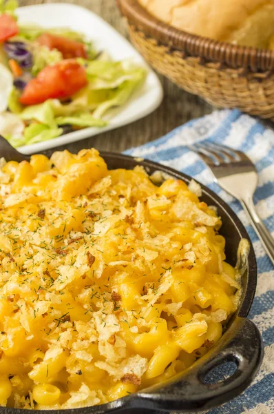 Panela de macarrão assado e queijo — Fotografia de Stock