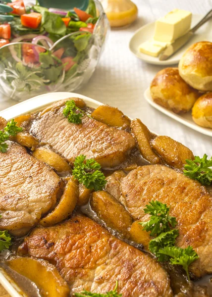 Schweinekoteletts mit Apfelkompott — Stockfoto