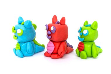 Beyaz arka planda plasticine Dragon çal. El yapımı kil plastik.