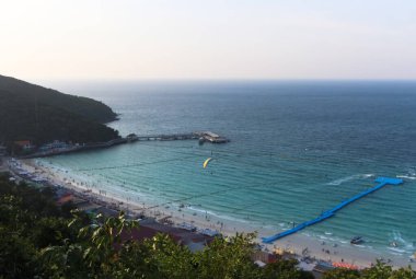 Deniz kenarı, sahil ve Ko Lan adasında yamaç paraşütü..