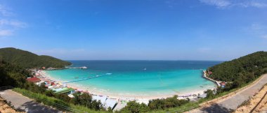 Yukarıdan Koh Larn Adası, panoramik manzara. Sahilin, okyanusun ve mavi gökyüzünün çarpıcı manzarası..