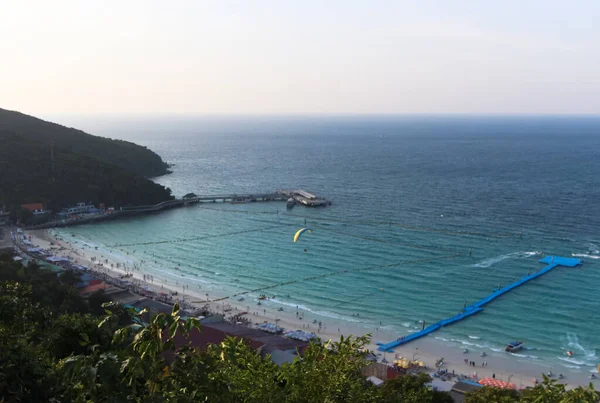 Deniz kenarı, sahil ve Ko Lan adasında yamaç paraşütü..