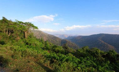Khao Yai, cennet manzaralı. Orman, dağlar ve mavi gökyüzü..