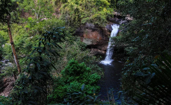 Wodospad Haew Wat Widok Góry Dżungla Wodospad Malownicze Tło Natury — Zdjęcie stockowe