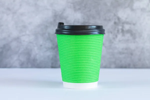 キャップクローズアップと空白の緑のテイクアウト紙コーヒーカップ — ストック写真