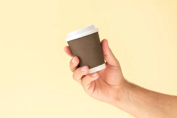 Man Hand Met Bruine Papieren Koffiebeker Met Witte Plastic Dop — Stockfoto