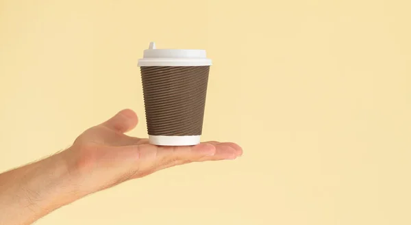 Man Hand Met Bruine Papieren Koffiebeker Met Witte Plastic Dop — Stockfoto