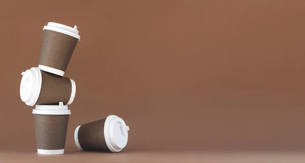 キャップ付き使い捨ての茶色い紙コーヒーカップのスタック — ストック写真