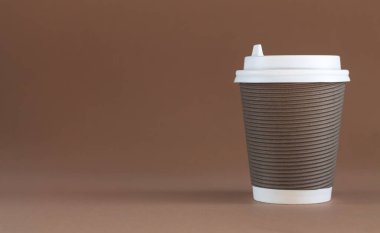 Kahverengi arka planda fotokopi alanı olan bir kahve fincanı.