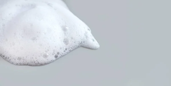 シャンプー クレンザーまたは洗剤の背景から白い泡トップビュー — ストック写真