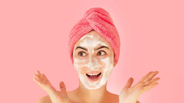 美丽快乐的女人用洁肤泡沫洗脸的肖像 瘦身的概念 — 图库照片