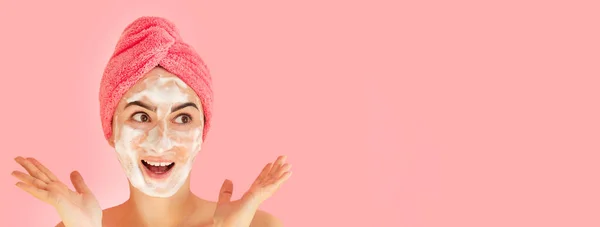 洗顔のためにクレンジングフォームを適用する美しい幸せな女性の肖像画 スキンケアのコンセプト — ストック写真