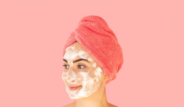 Młoda Szczęśliwa Kobieta Różowym Ręcznikiem Głowie Myje Twarz Czyści Skórę — Zdjęcie stockowe