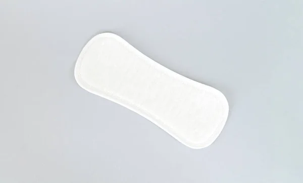 Enkele Natuurlijke Dagelijkse Sanitaire Pad Pantyliner Bovenaanzicht Grijze Achtergrond — Stockfoto