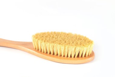 Beyaz arka planda izole edilmiş doğal maddelerden yapılmış kuru anti-selülit masaj fırçası.