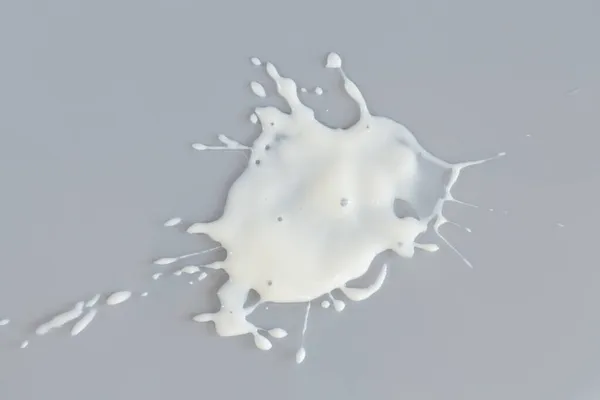 Éclaboussure Liquide Blanc Renversé Sur Fond Gris Vue Dessus — Photo