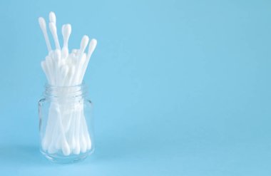 Cam kavanozdaki kişisel hijyen için beyaz pamuklu çubuklar veya tomurcuklar.
